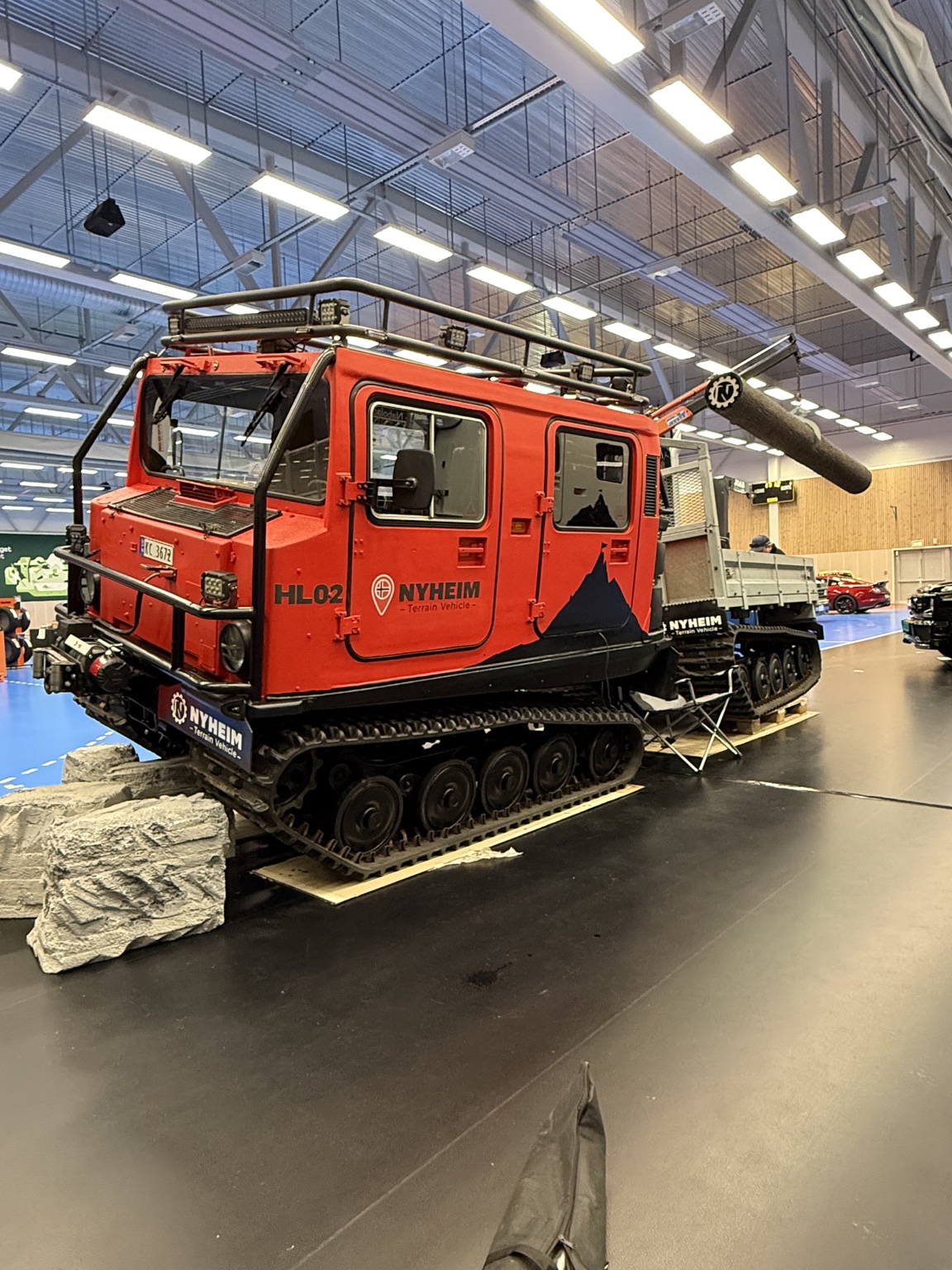 BV206 med frontfanger, takgrind og arbeidsbelysning