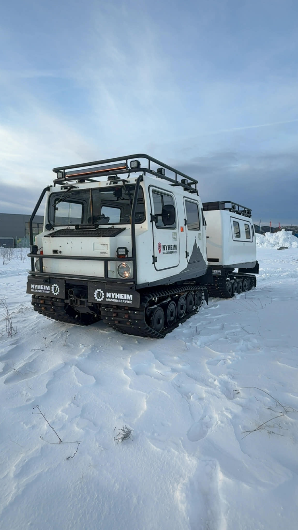 HL01 Hägglunds BV206 med personkabin og takbøyle i snø
