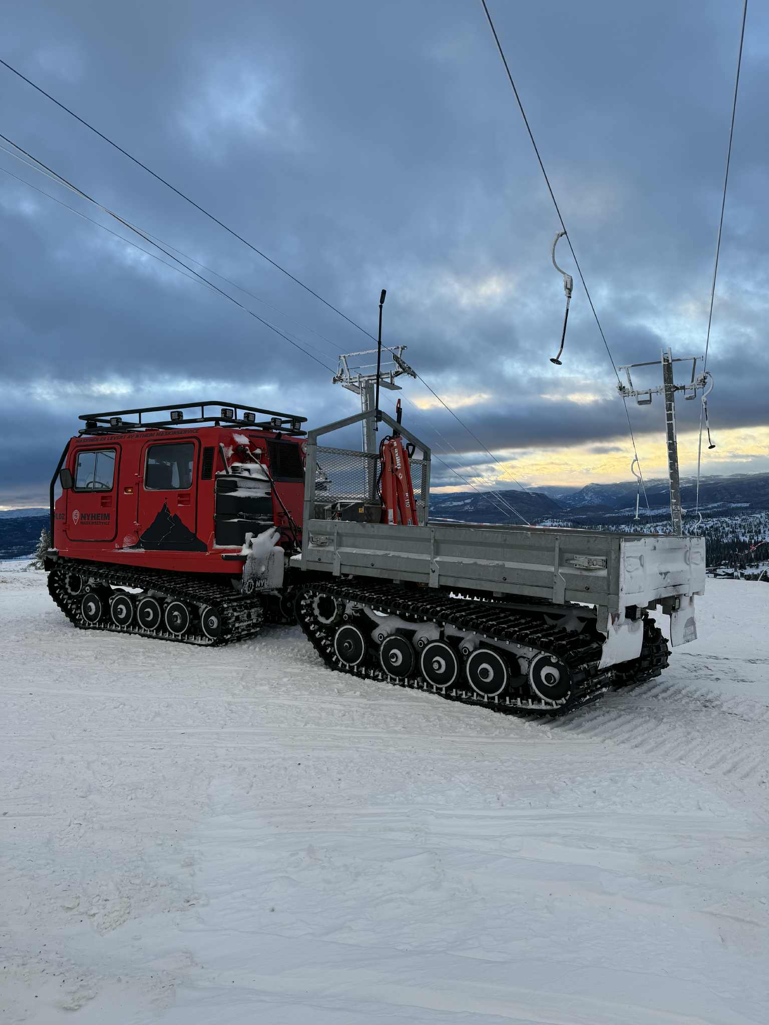 HL02 BV206 med kranflak under arbeid ved skiheis